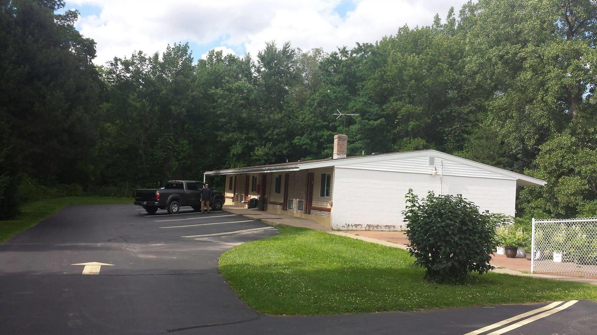 Budget Inn Fairport Exterior photo