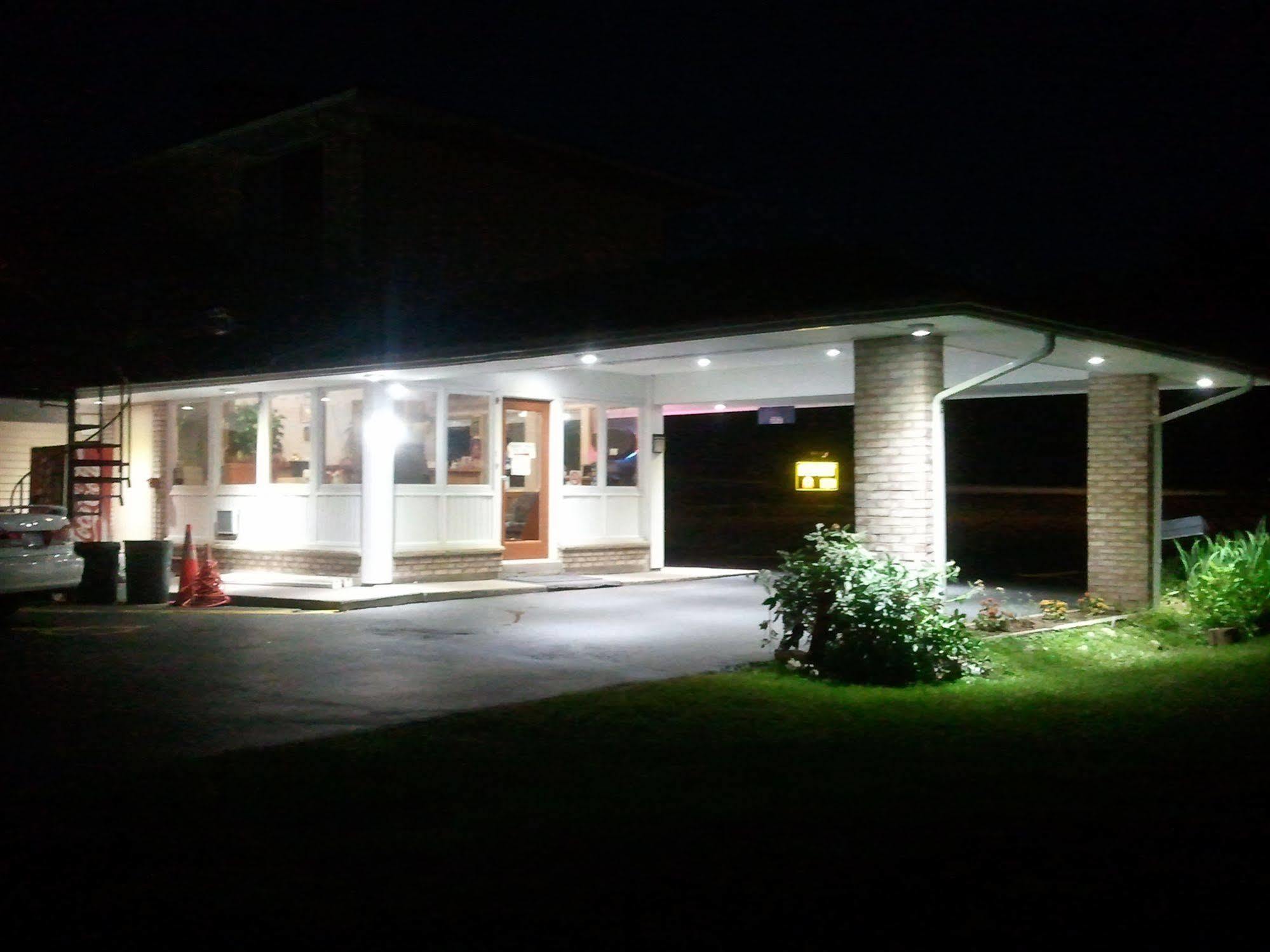 Budget Inn Fairport Exterior photo