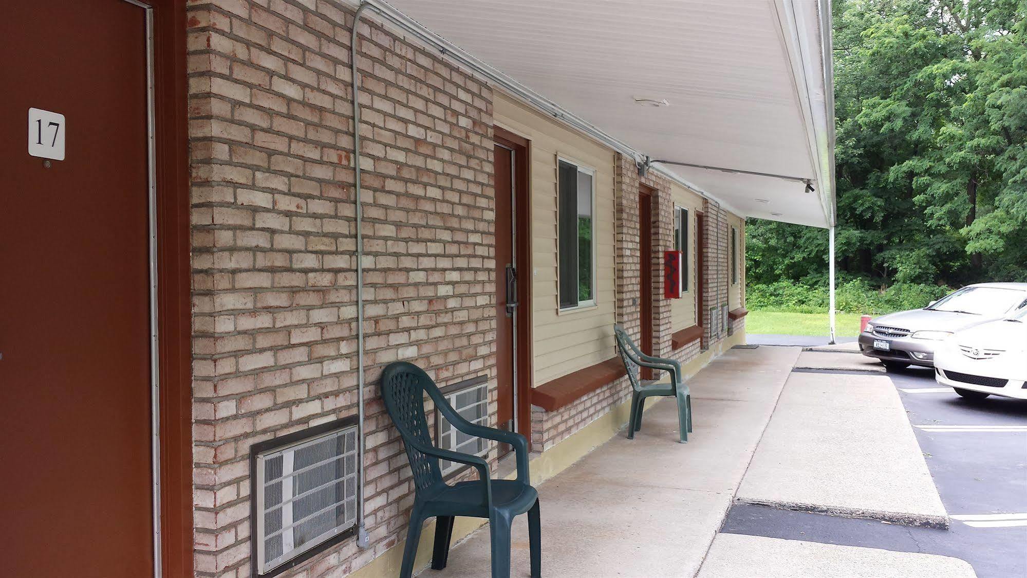 Budget Inn Fairport Exterior photo