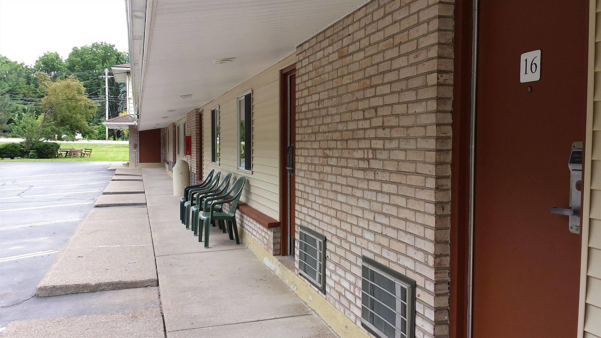 Budget Inn Fairport Exterior photo